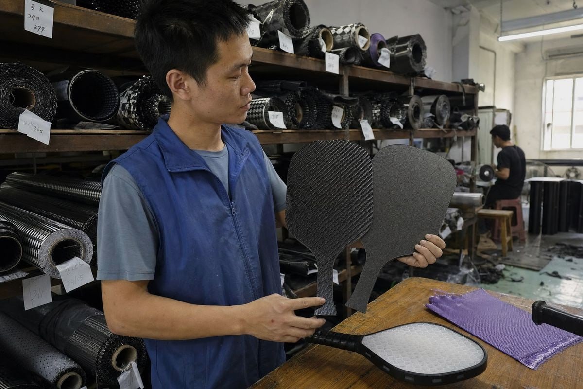 Approving Design Proofs Checking design proof accuracy, color, logo placement and compliance before mass production (ID#5)